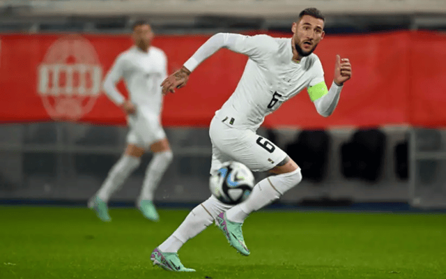 包含塞维利亚迎西甲关键赛，赛后回应争议，媒体盛赞，更衣室氛围转暖的词条