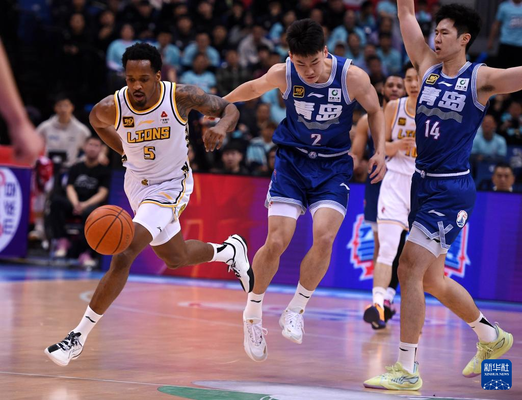 包含赛前CBA季后赛传出新动向，埃因霍温调整名单，管理层表态：话题不断，临场指挥获称赞的词条