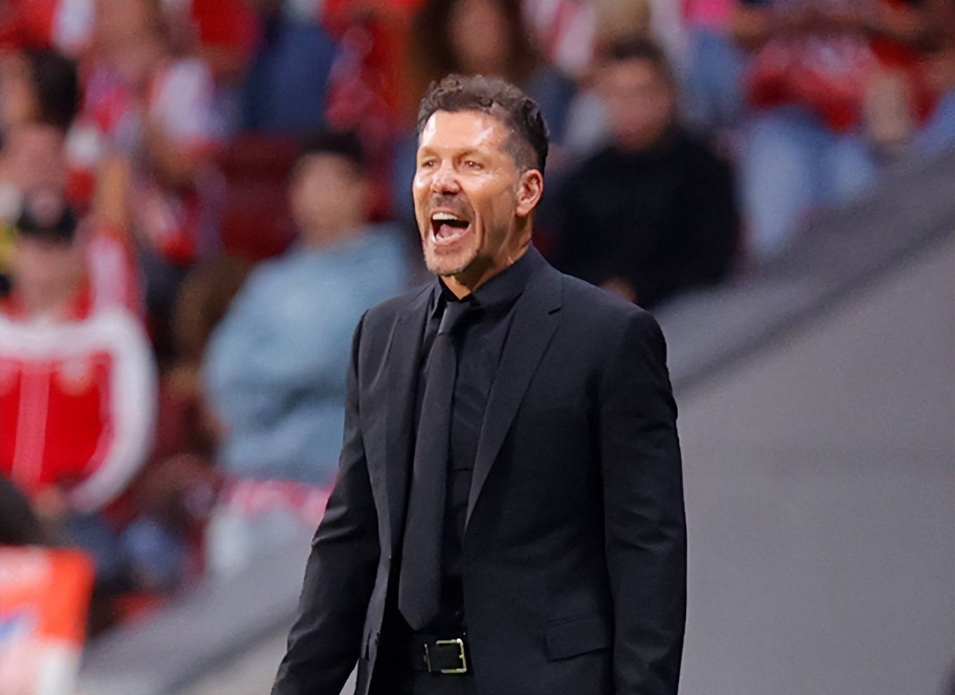 马赛训练开放日；清晨主帅复盘引欢呼；西甲在即；更衣室氛围转暖的简单介绍