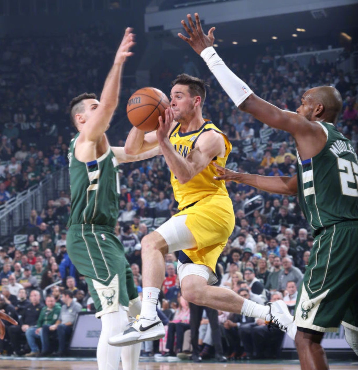 集结日体能课后；密尔沃基雄鹿临场应变备战全明星赛；信心回归；训练强度明显提升的简单介绍